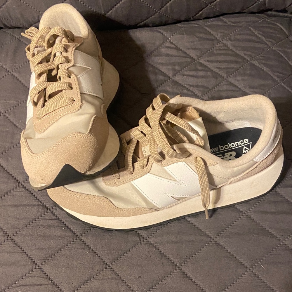 New Balance Women's Beige and White Sneakers size 8 women’s